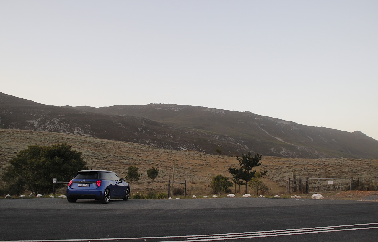 The MINI Cooper SE on the Hemel-en-Aarde road