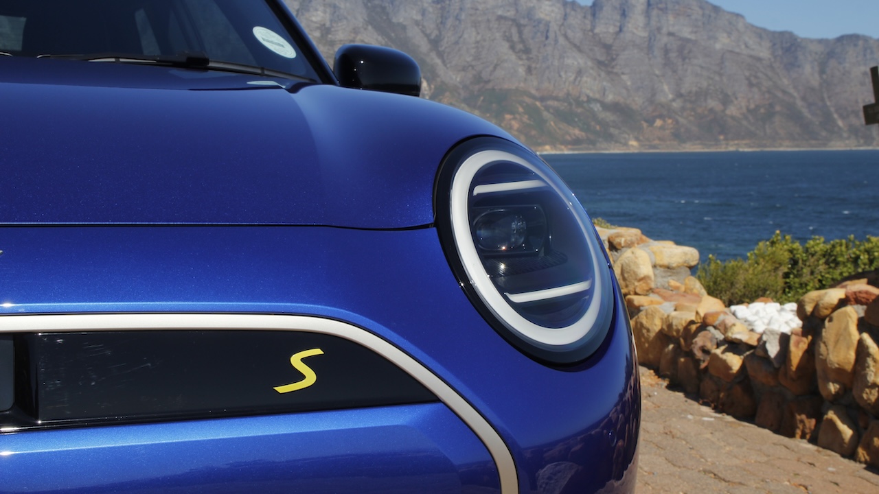 Close-up of MINI Cooper SE (front)