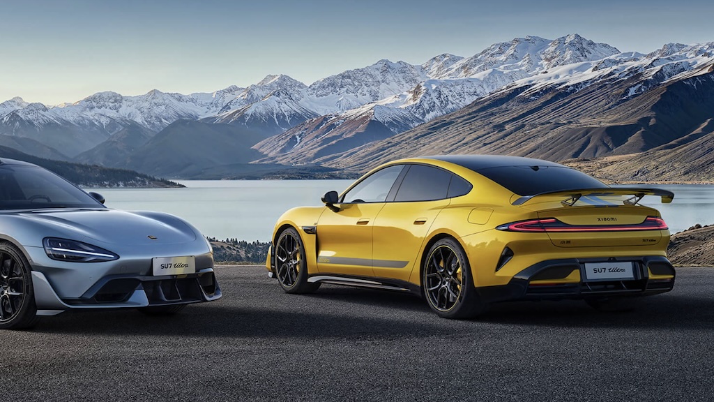 Two SU7 Ultras with a lake and mountains in the background.