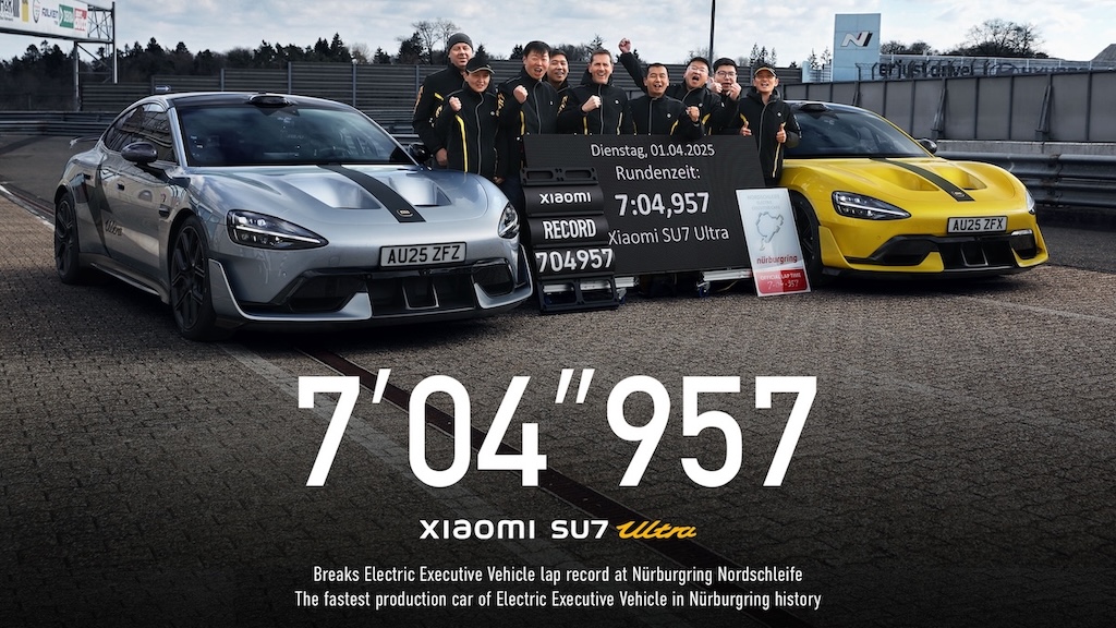 The record-breaking Xiaomi Auto team after breaking Porsche's record