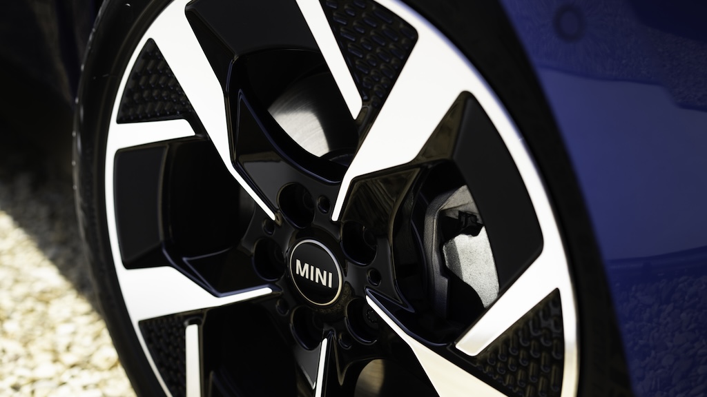 Beautiful mag wheel of the MINI Cooper SE