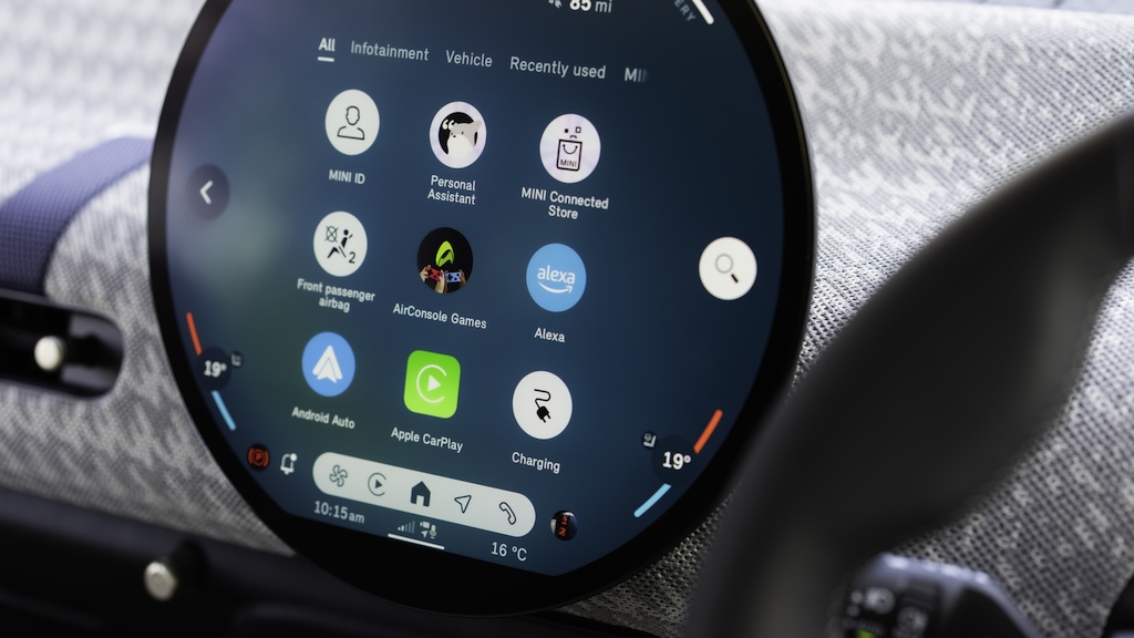The MINI Cooper SE's round OLED screen