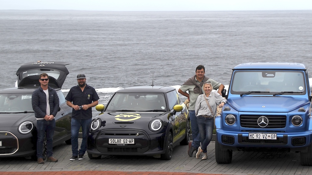 Two electric MINIs and a Mercedes Geländewagen