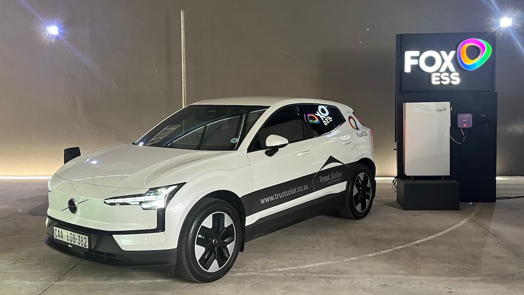 A white Volvo EX30 and a FOX ESS storage battery