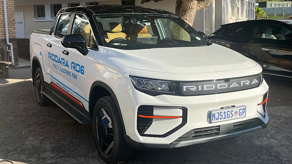 A white Riddara R6 double-cab bakkie