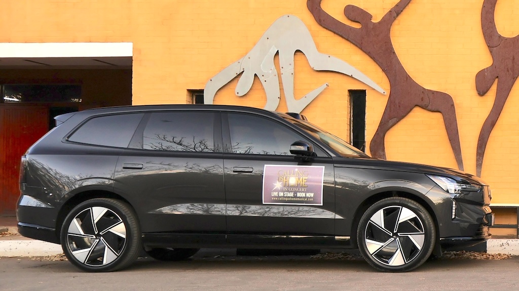 The Volvo EX90 in "Platinum Grey," facing right