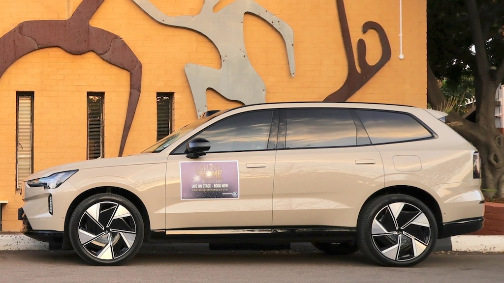 Volvo EX90 in profile, facing left, painted in Sand Beige