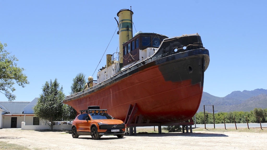 A boat and a Volvo EX30 Cross Country in Villiersdorp