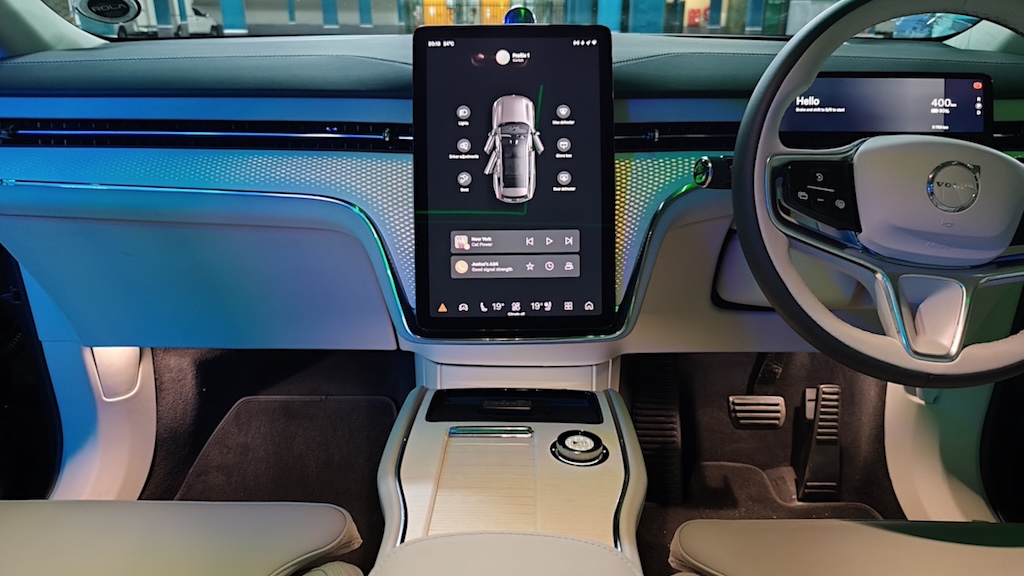 Infotainment display and steering wheel of Volvo EX90