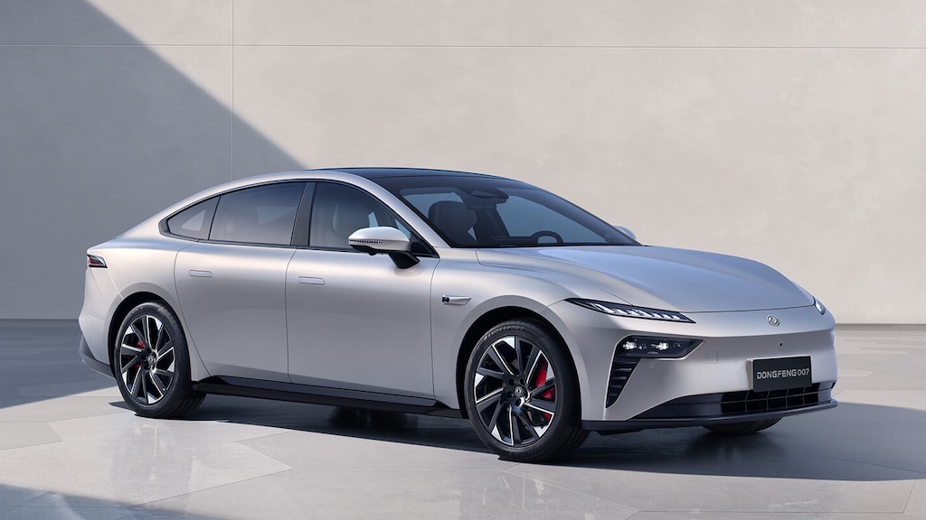 Silver Dongfeng 007 AWD