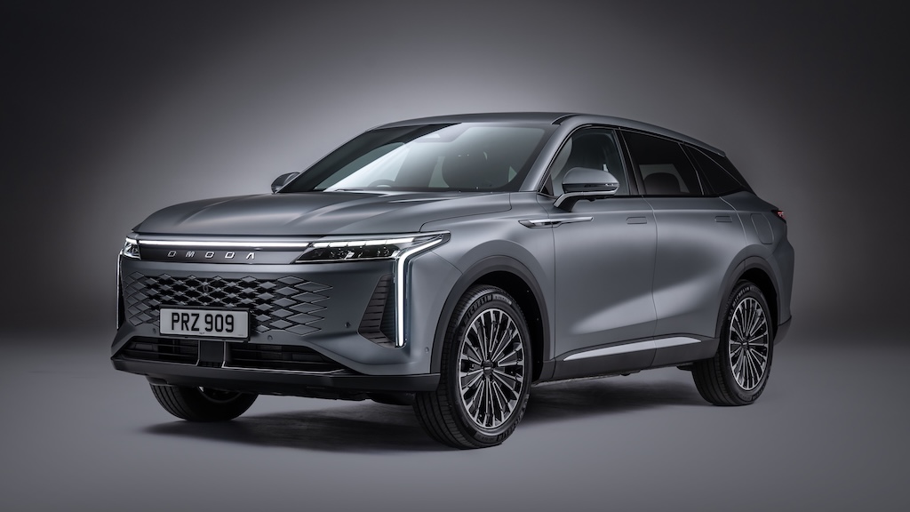 Front three-quarter shot Omoda C9