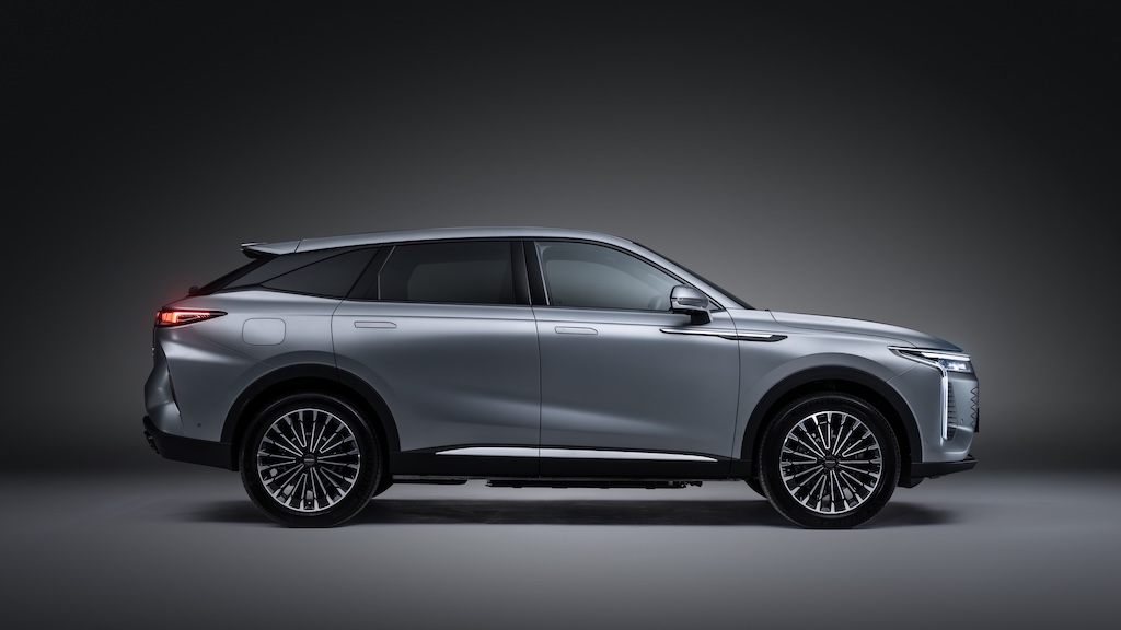 Omoda C9 PHEV in profile