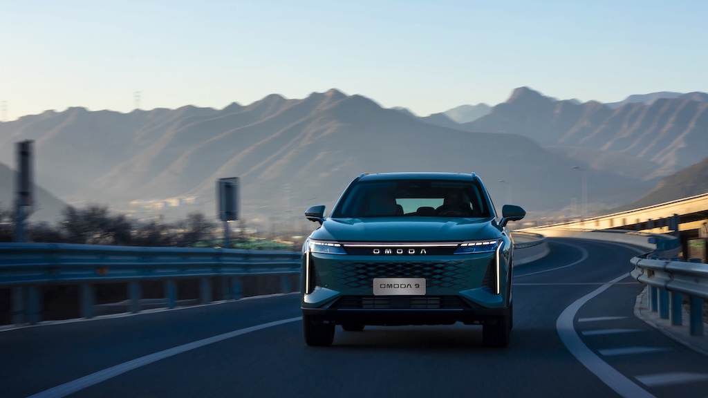 Omoda C9 PHEV full frontal nude