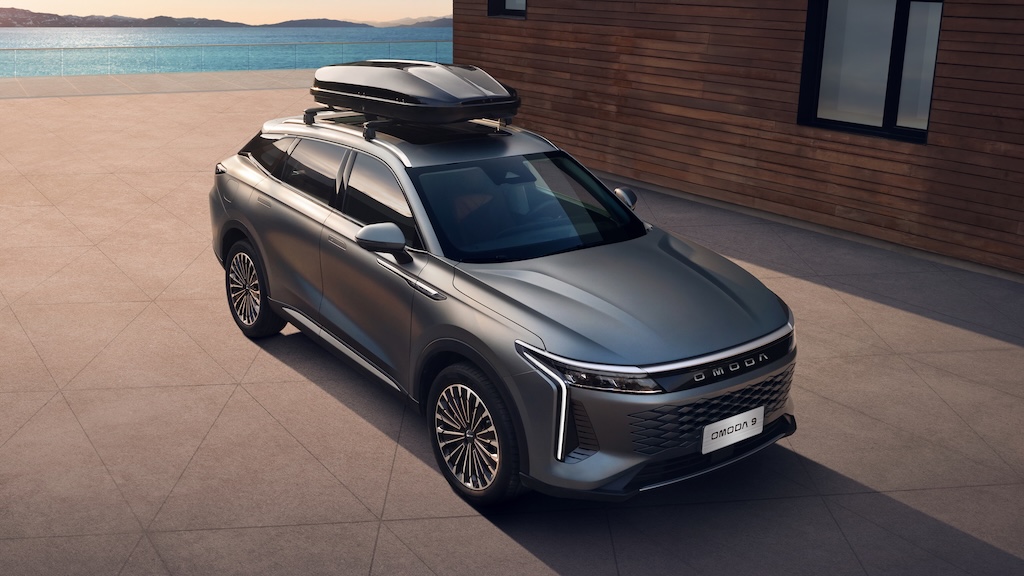 Omoda C9 PHEV with roof box