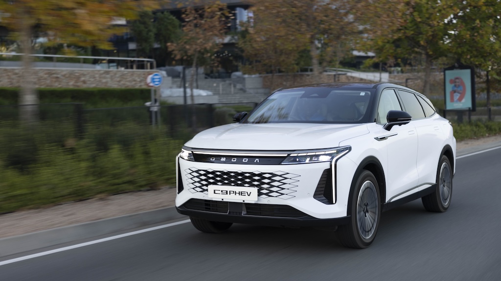 White Omoda C9 PHEV driving Johannesburg