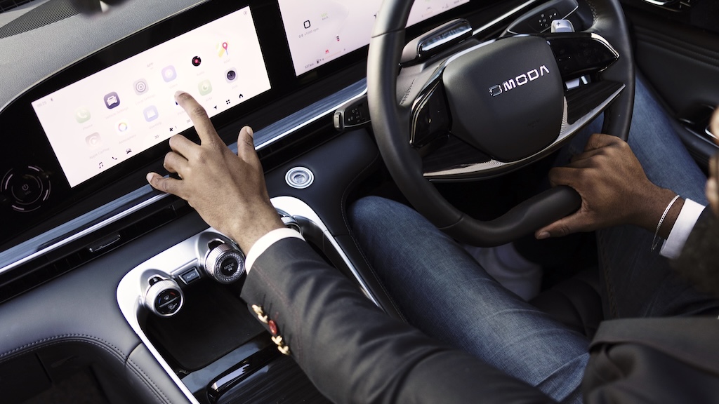 Dual screens and steering wheel of Omoda C9 PHEV