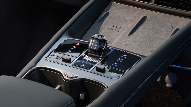 The BYD Sealion 7's crystal-effect gear selector and physical button cluster