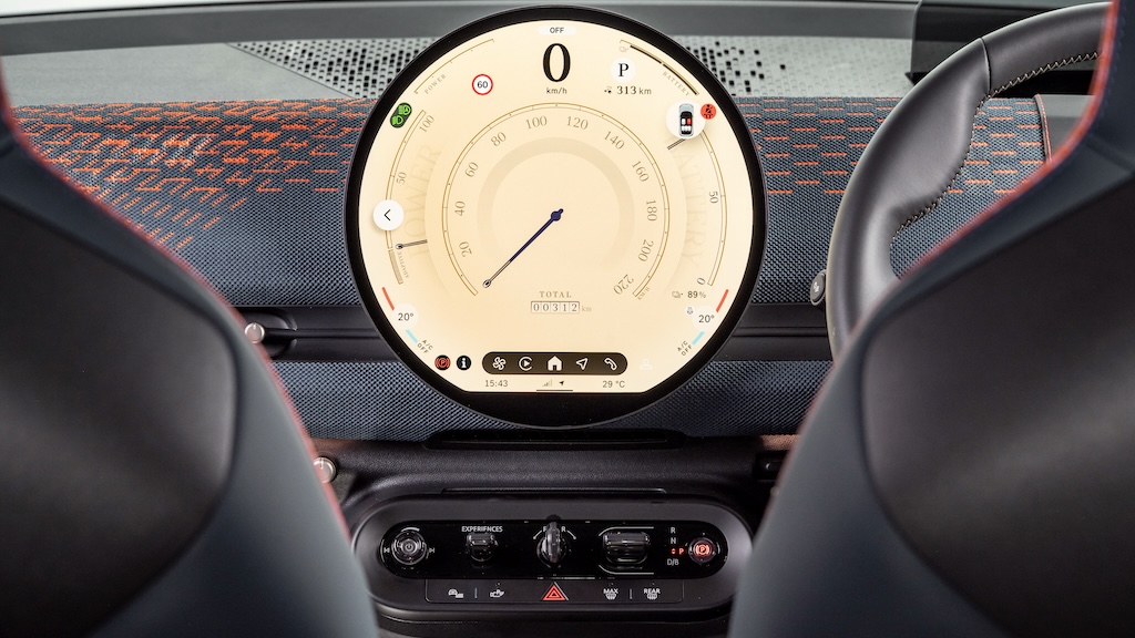 MINI Aceman SE's 240 mm round OLED screen